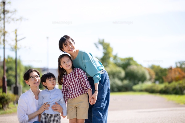 公園を散歩する家族の写真素材 [FYI08192139] | ストックフォトの