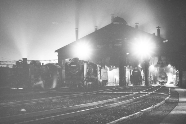 C5347 蒸気機関車 モノクロ写真 鉄道開業100年の横浜機関庫 C57蒸気機関車の写真素材 [FYI08214458
