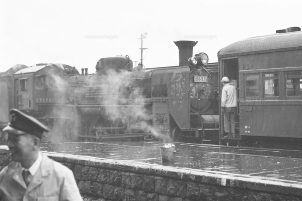 鉄道開業100年の横浜機関庫 C57蒸気機関車の写真素材 [FYI08214458