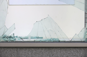 台風で割れた窓ガラスの写真素材 [FYI08241232] | ストックフォトの