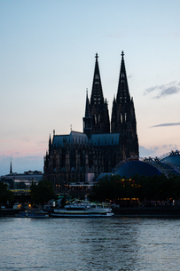 ケルン大聖堂のゴシック様式と歴史的風格を捉えた風景 夕日の写真素材