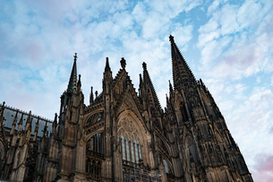 ケルン大聖堂のゴシック様式と歴史的風格を捉えた風景の写真素材
