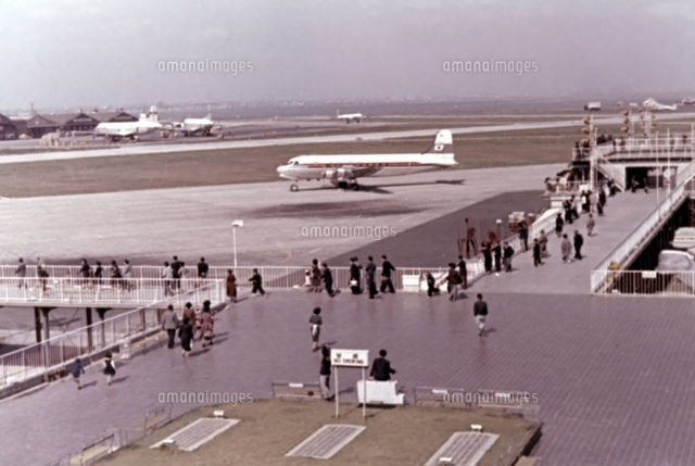 古写真 1956年 東京 羽田空港のターミナルの写真素材 [FYI08247872