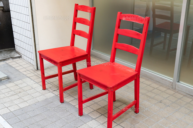 二脚並んだ木製の赤い椅子の写真素材 [FYI08251372] | ストックフォト 