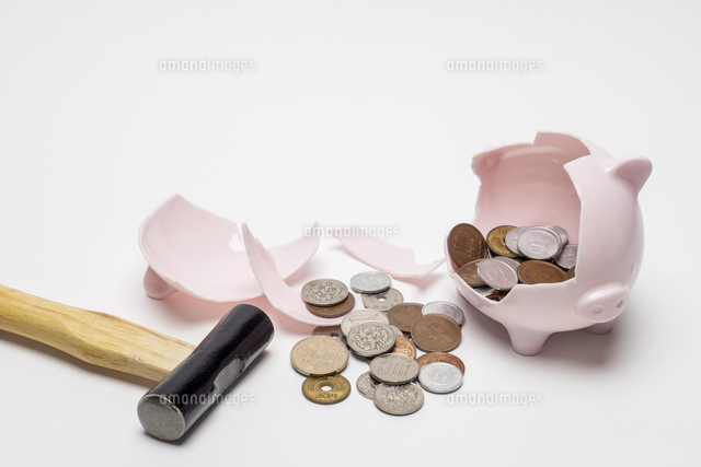 ハンマーで割られた豚の貯金箱と小銭の写真素材 [FYI08251818