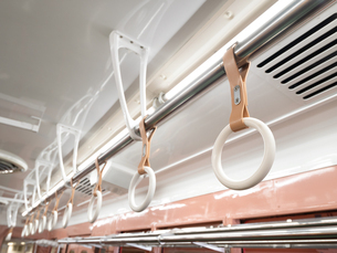 電車の吊り革の写真素材 [FYI08301475] | ストックフォトの Qlean