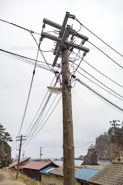 岩手三陸、机浜番屋群の木製電柱の写真素材 [FYI08303984] | ストック