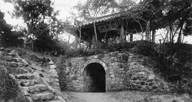 古写真 1931年 日本統治時代の北朝鮮・平壌市内 牡丹峰の玄武門の写真