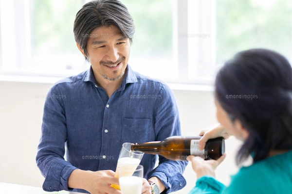 海辺で微笑む女性の写真素材 [FYI04770185] | ストックフォトの Qlean