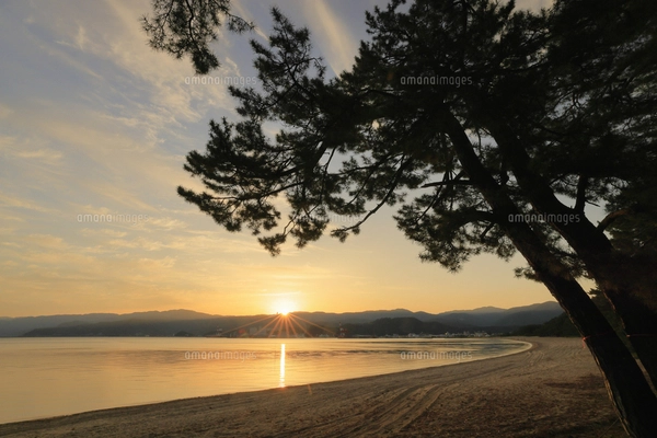 雨晴海岸の朝日の写真素材 [FYI03389392] | ストックフォトの Qlean
