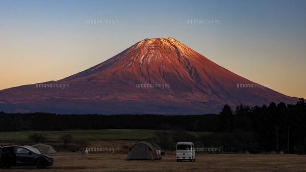 富士山写真作品 晩秋 晩秋の富士山麓朝霧高原のキャンプ場から 紅葉と富士山の絶景 の写真