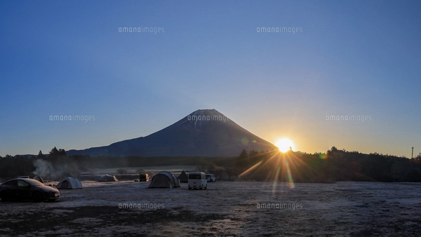 晩秋の富士山麓朝霧高原のキャンプ場から 紅葉と富士山の絶景 の写真