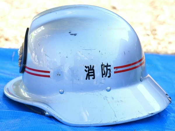 出初式で展示された横浜市消防局の消防隊員の作業用ヘルメットの写真