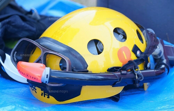 出初式で展示された横浜市消防局の消防隊員の作業用ヘルメットの写真